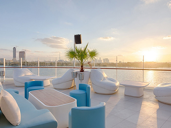 Pure Sky Lounge مطعم استثنائي في دبي يقدّم لك الطعام من الطابق الـ35